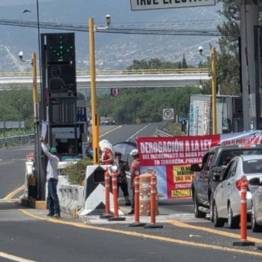 Cierre Parcial en Caseta de Cobro Carretera Cuacnopalan Tehuacán Oaxaca Protesta contra Incremento Tarifa de Agua