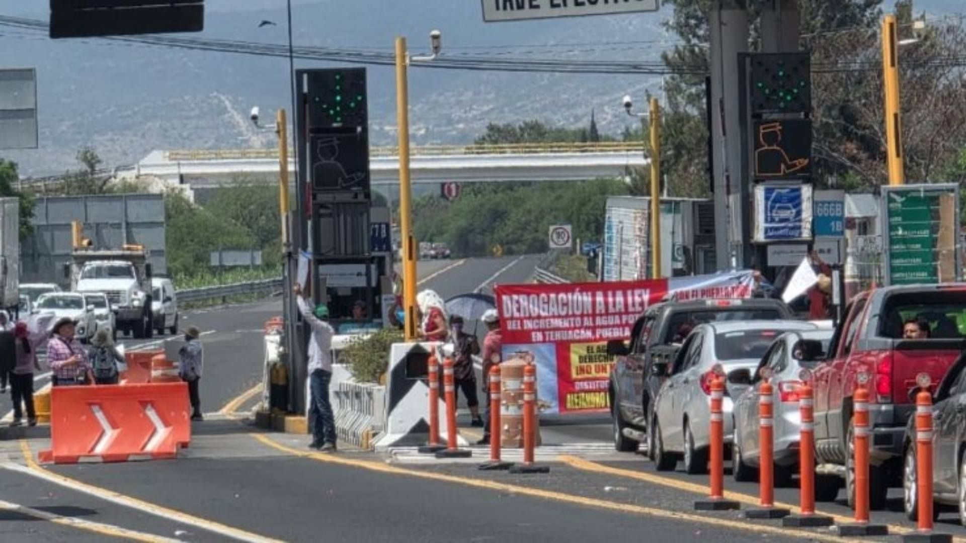 Cierre Parcial en Caseta de Cobro Carretera Cuacnopalan Tehuacán Oaxaca Protesta contra Incremento Tarifa de Agua