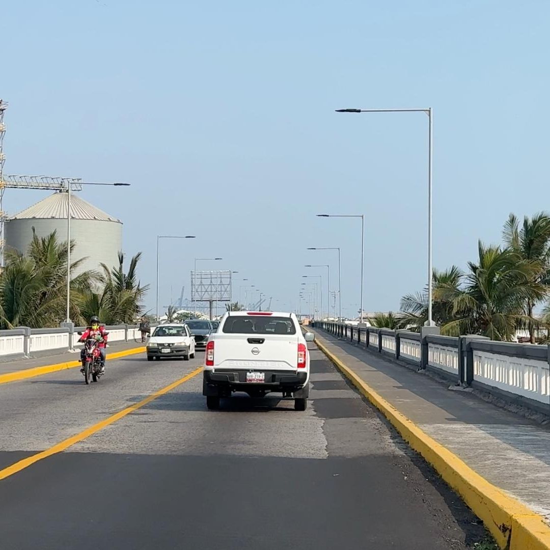 Circulación vehicular por el Puente Morelos en Veracruz.