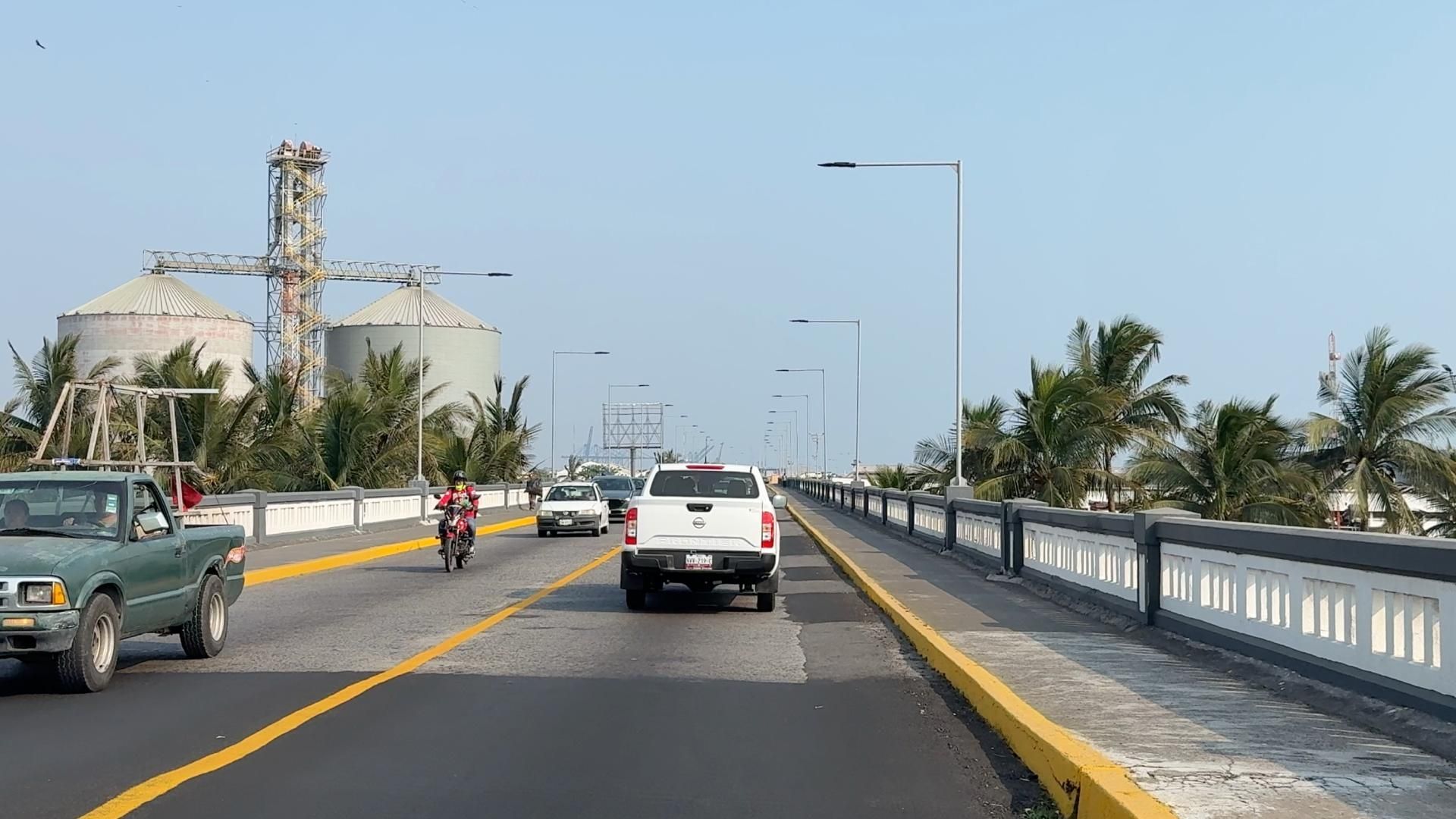 Circulación vehicular por el Puente Morelos en Veracruz.