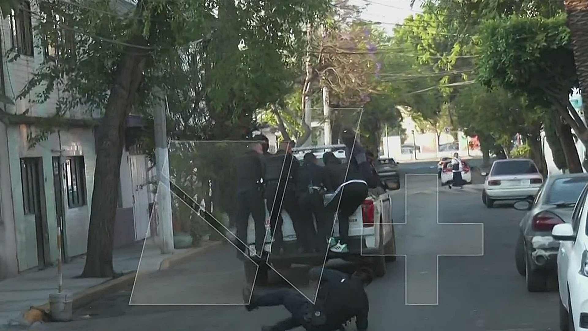 Policía cae de patrulla en movimiento en CDMX. Foto: Captura de pantalla