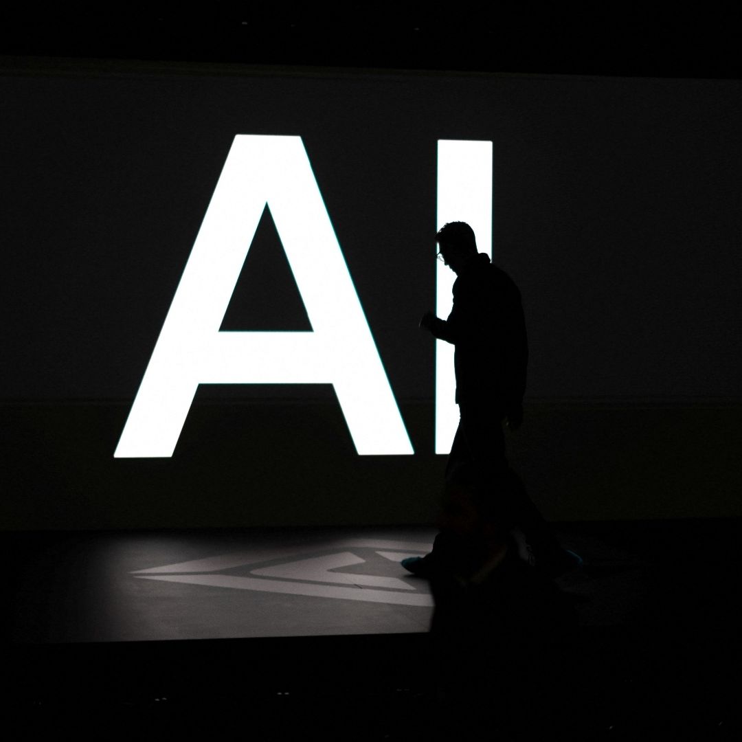 Una pantalla muestra la palabra "IA" en referencia a la inteligencia artificial. Foto: Reuters