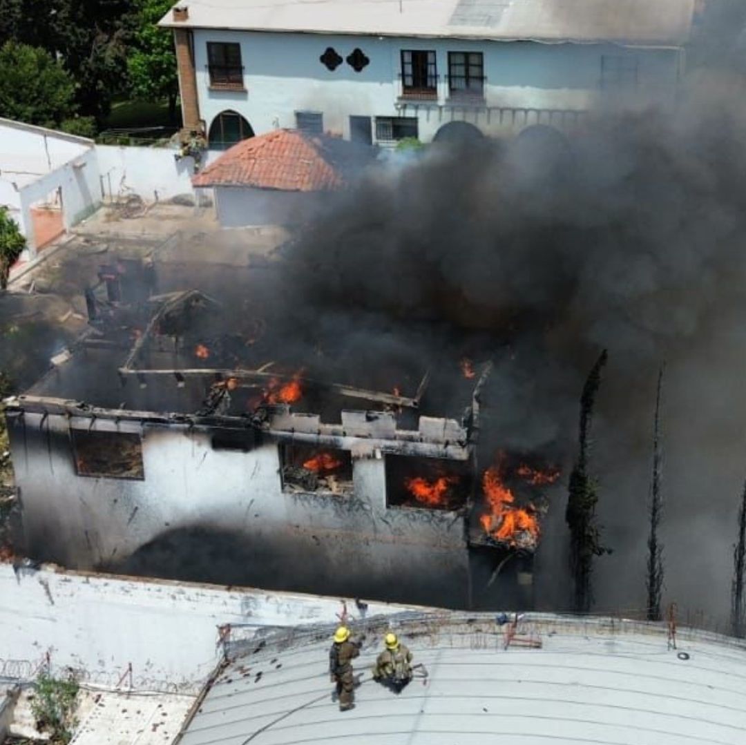 Incendio en Casa Abandonada Moviliza a Bomberos en Ensenada