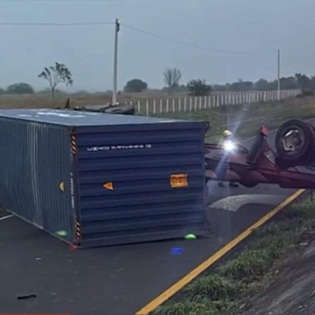 Trailer Volcado sobre Carretera Nacional