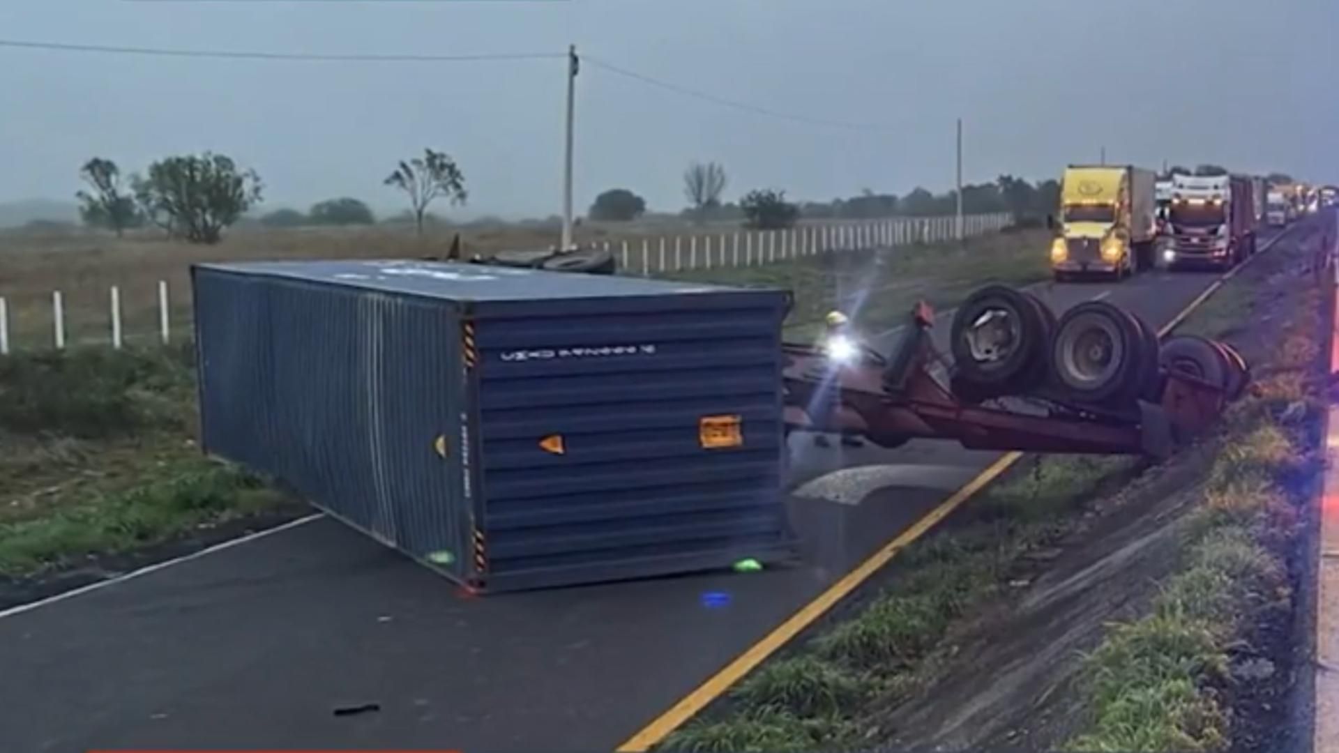Trailer Volcado sobre Carretera Nacional