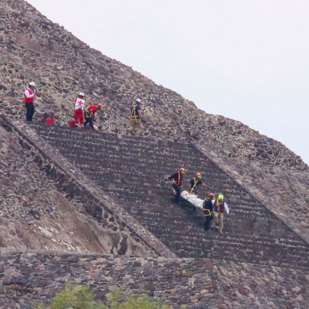 paramédicos descienden de pirámide con persona muerta