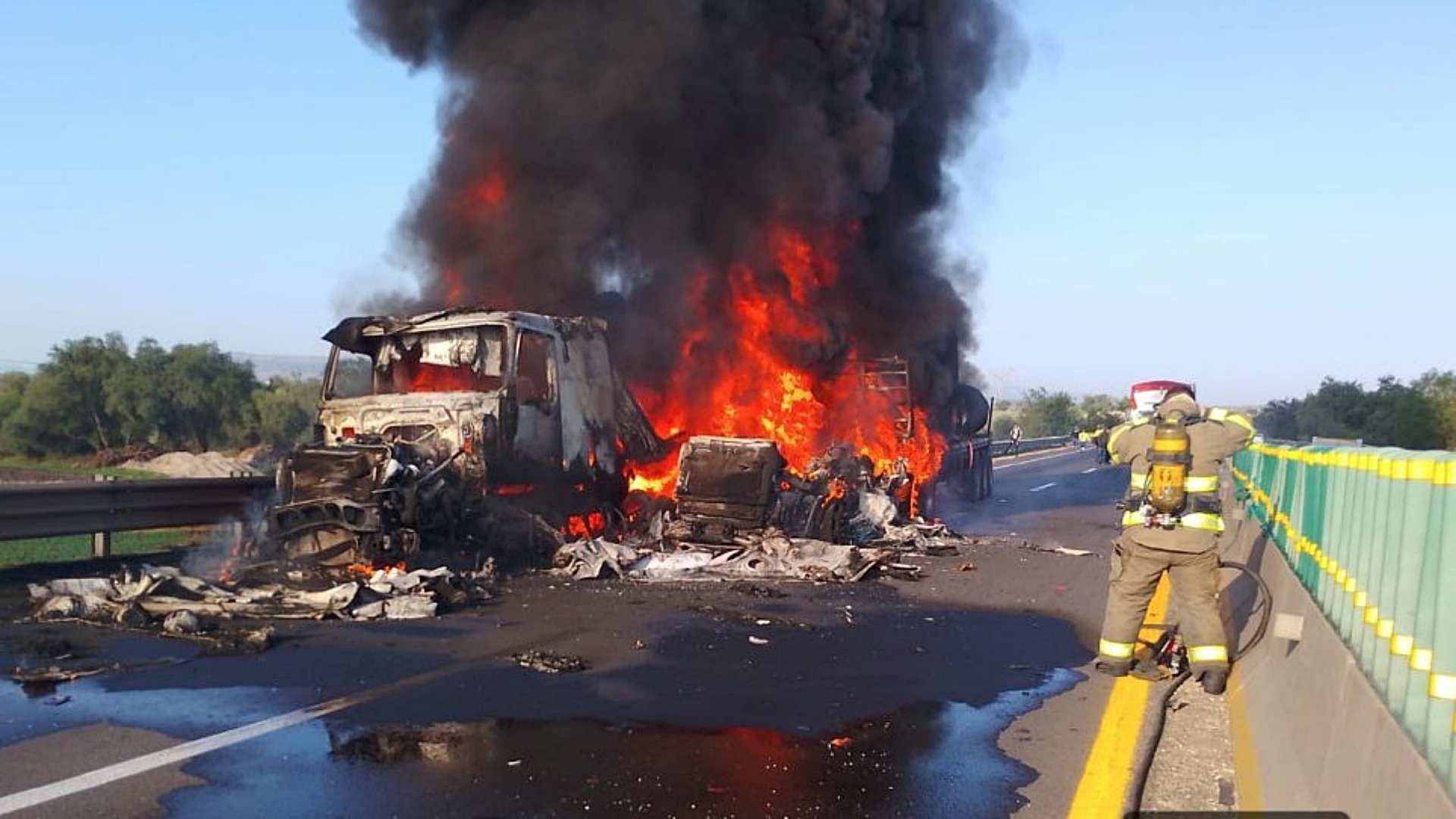 Vehículo incendiado en el Libramiento Norte de la Ciudad de México. Foto: X @GN_Carreteras