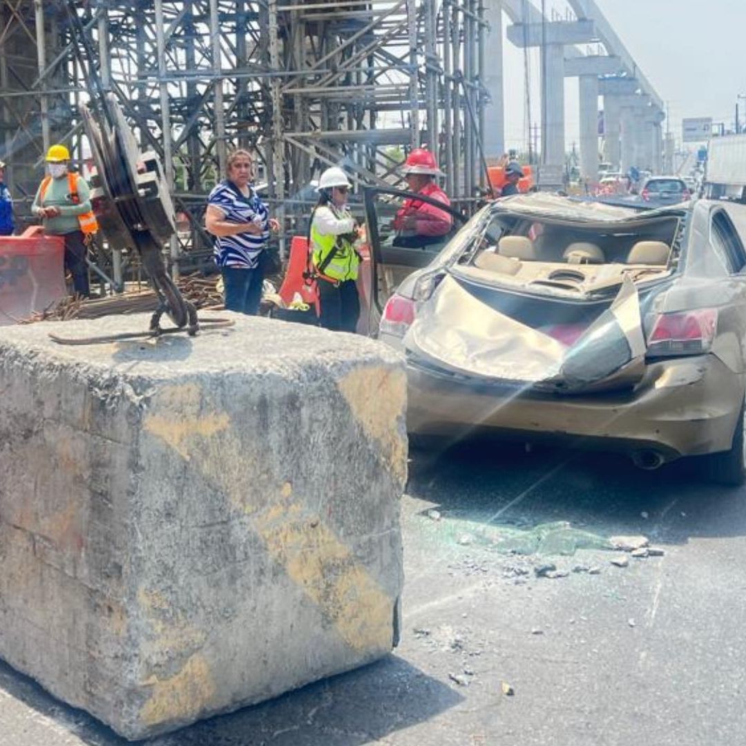 Cae estructura del metro sobre auto