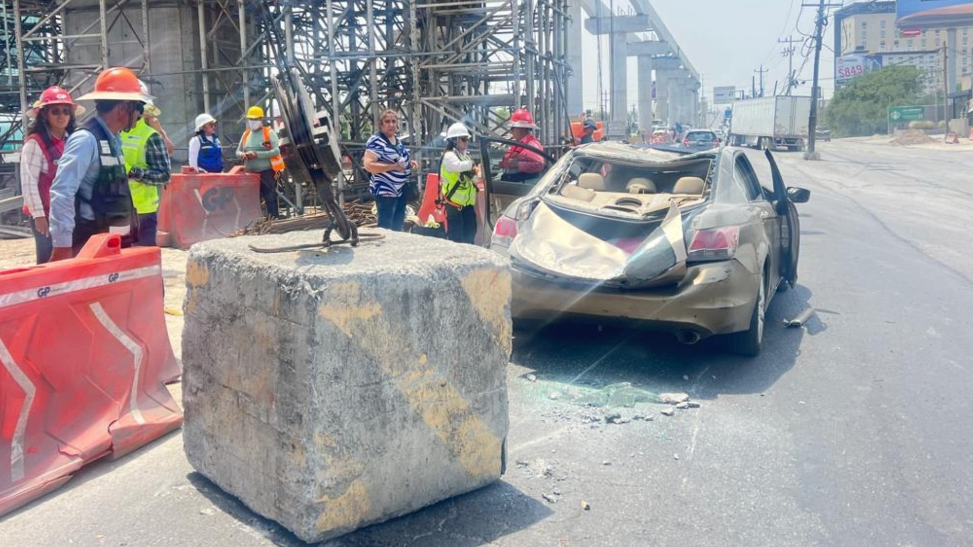 Cae estructura del metro sobre auto