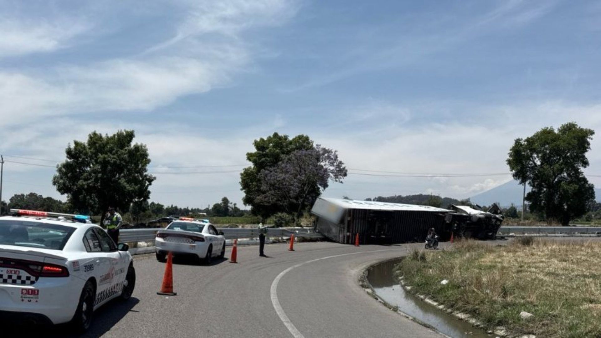 Volcadura Tráiler Autopista México Puebla Retorno Salida Arco Norte Hoy 17 de Abril