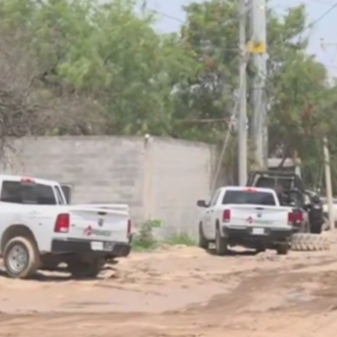 Camionetas de Pemex y autoridades federales