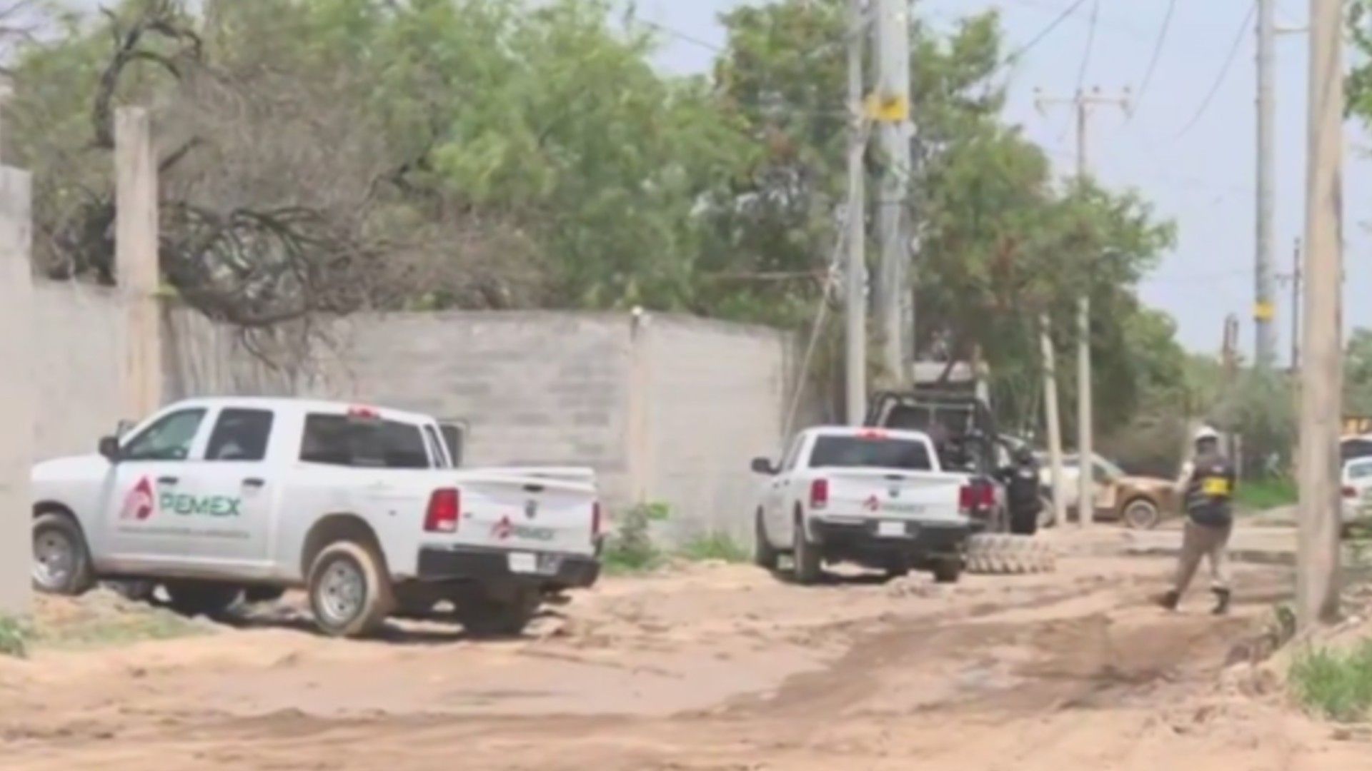 Camionetas de Pemex y autoridades federales