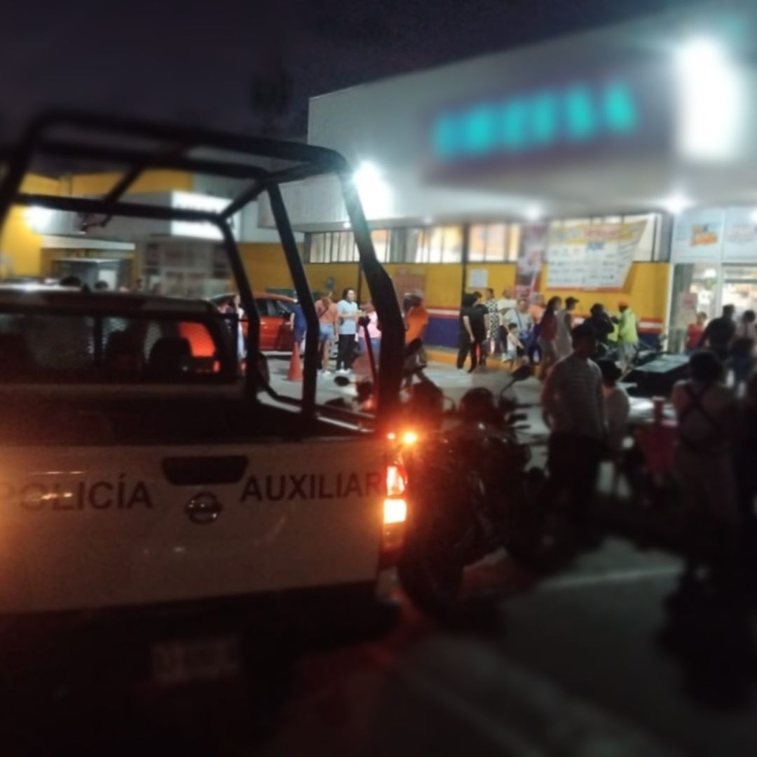 patrulla de policía auxiliar en tienda de abarrotes donde ocurrió agresión con Machete en Coatzacoalcos