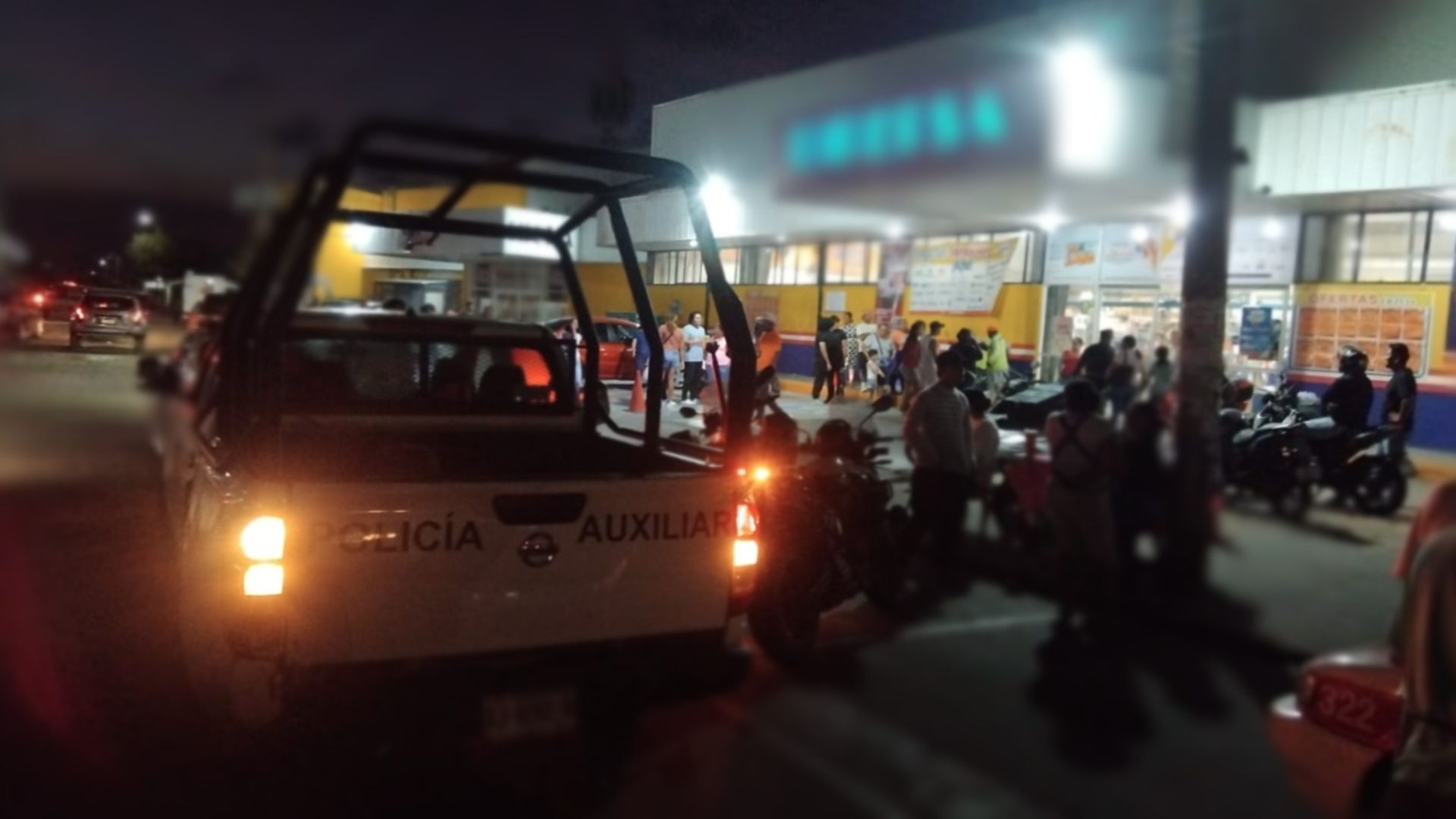 patrulla de policía auxiliar en tienda de abarrotes donde ocurrió agresión con Machete en Coatzacoalcos