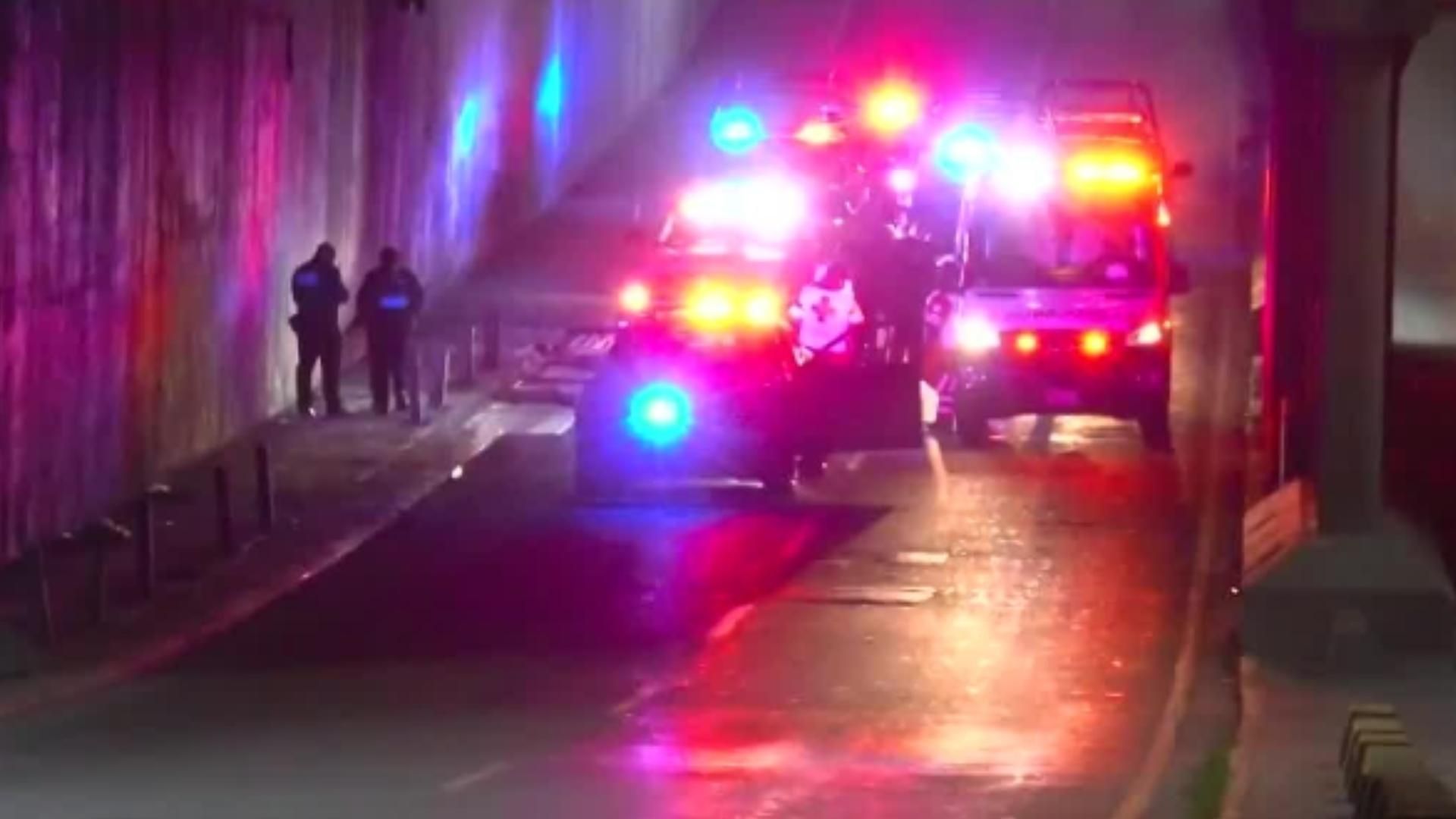 Policía debajo de puente donde cae hombre