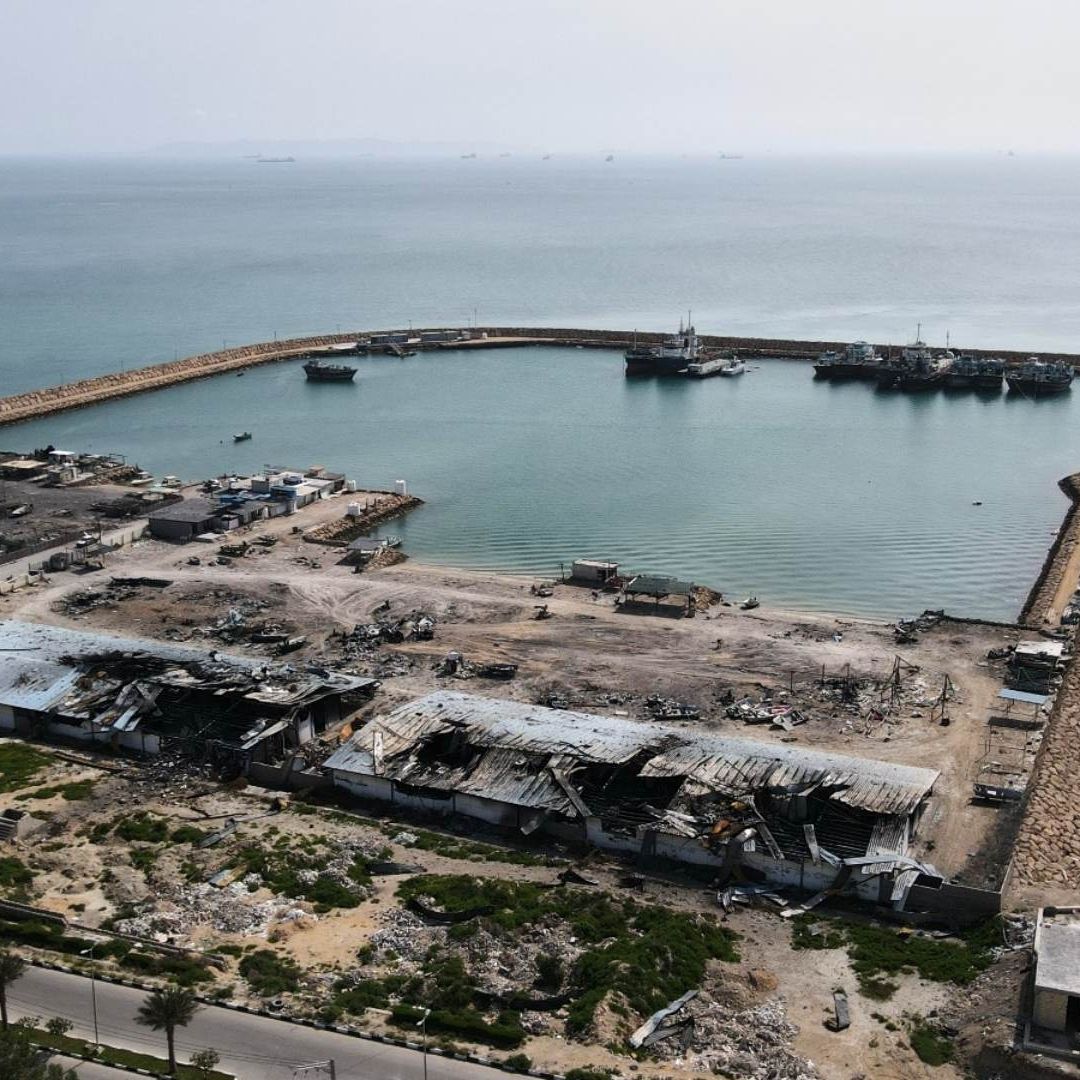 Barcos en el estrecho de Ormuz y daños causados por ataques aéreos, el lunes 13 de abril de 2026. Foto: AP