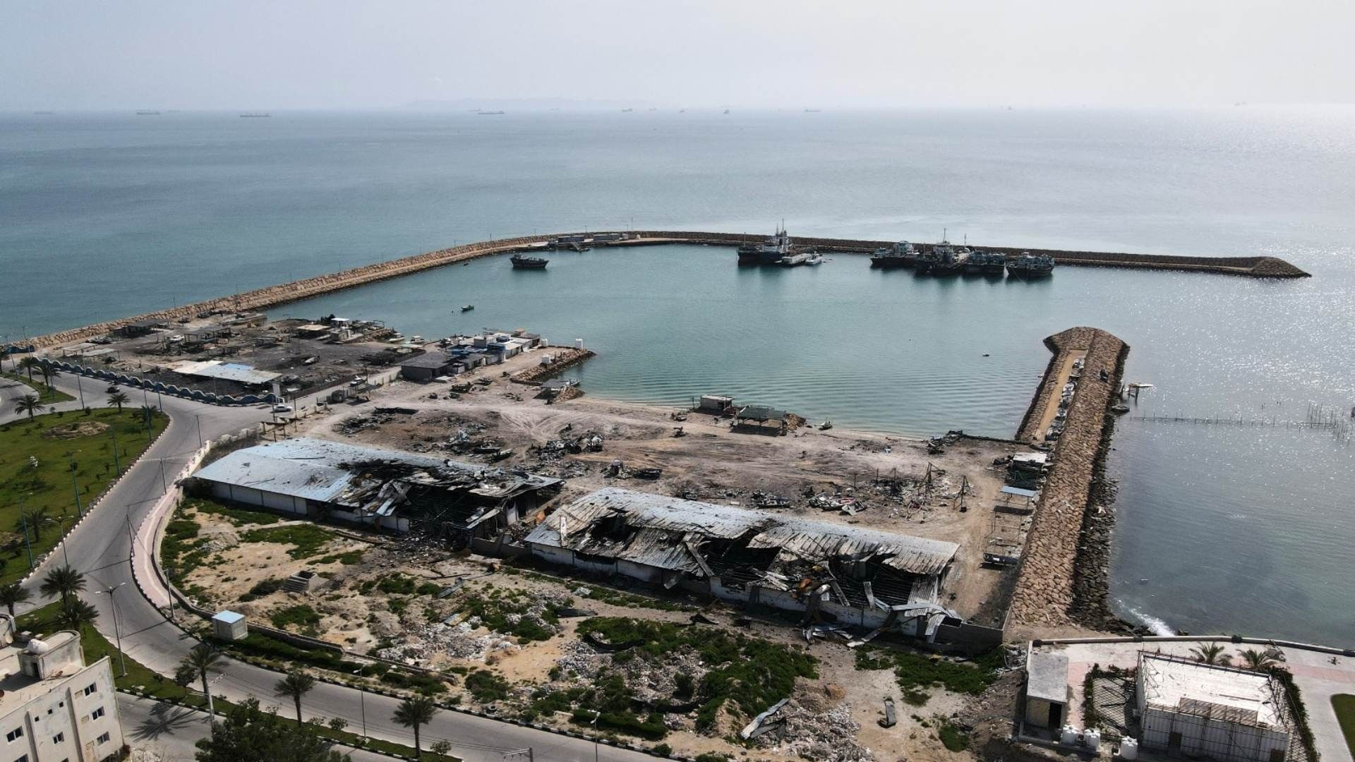 Barcos en el estrecho de Ormuz y daños causados por ataques aéreos, el lunes 13 de abril de 2026. Foto: AP