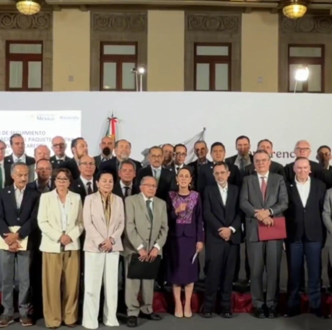 Claudia Sheinbaum en compañía de su gabinete y empresarios agroindustriales