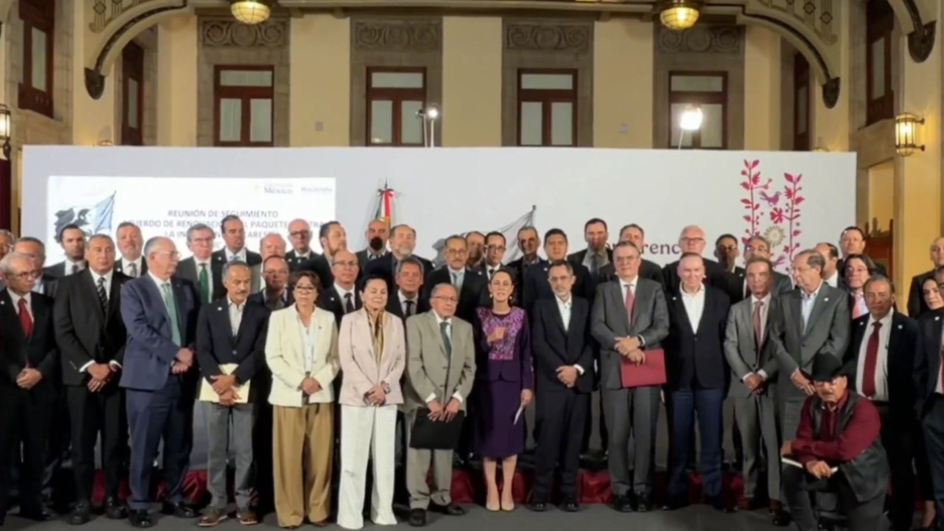 Claudia Sheinbaum en compañía de su gabinete y empresarios agroindustriales