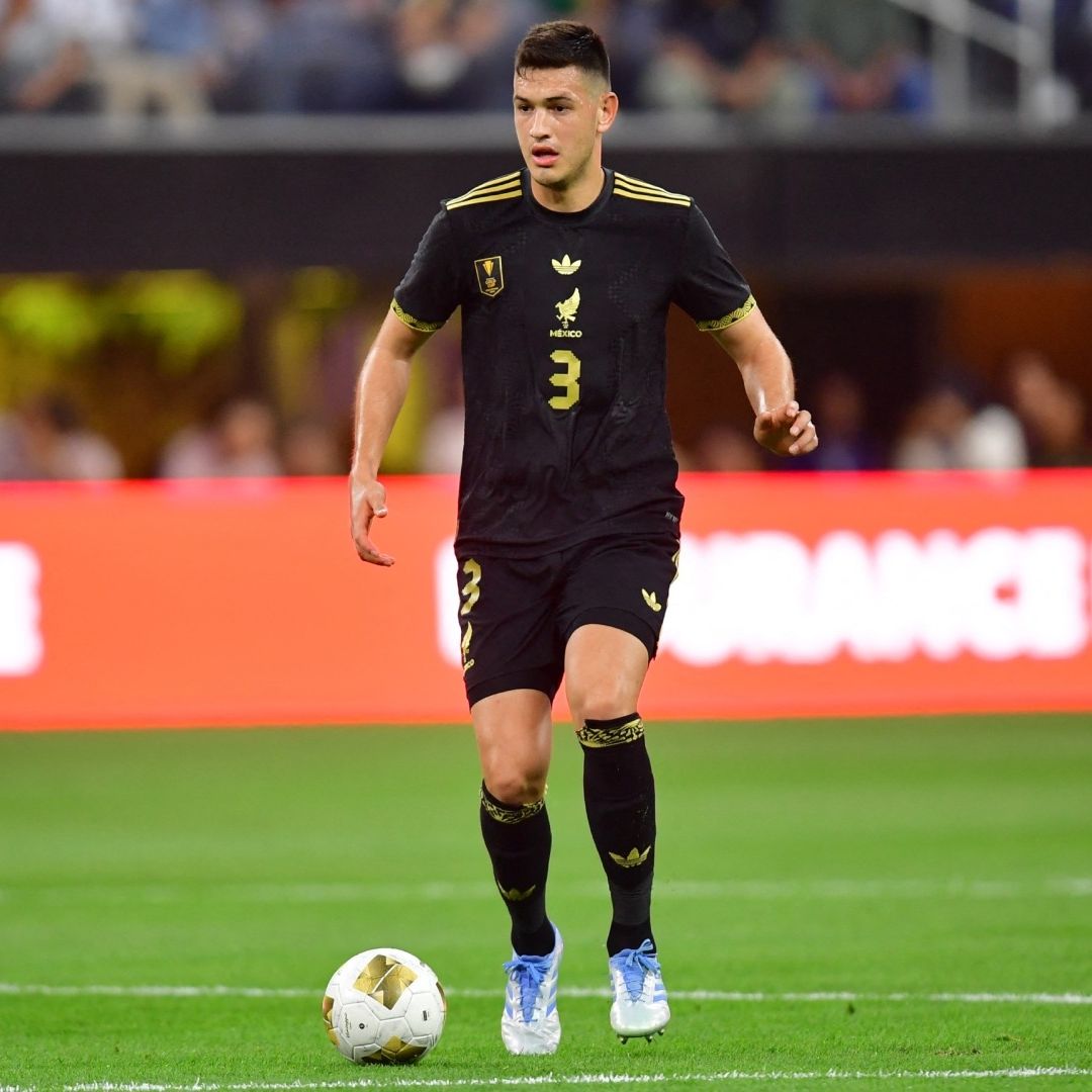 César Montes es pieza clave de la Selección Mexicana y puede reforzar al América. Foto: Reuters