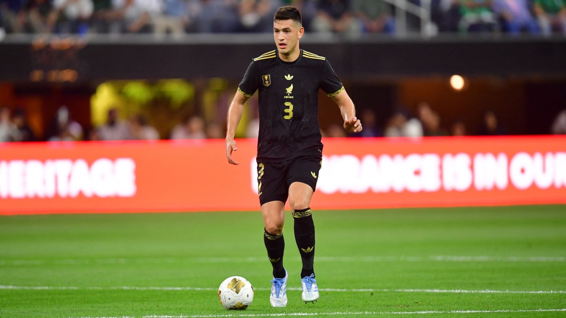 César Montes es pieza clave de la Selección Mexicana y puede reforzar al América. Foto: Reuters