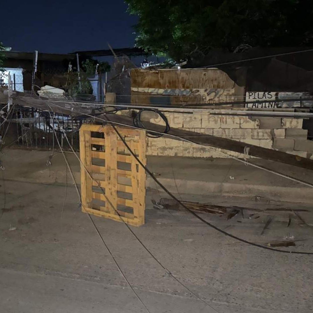 Vecinos Cierran la Calle Ante Riesgo