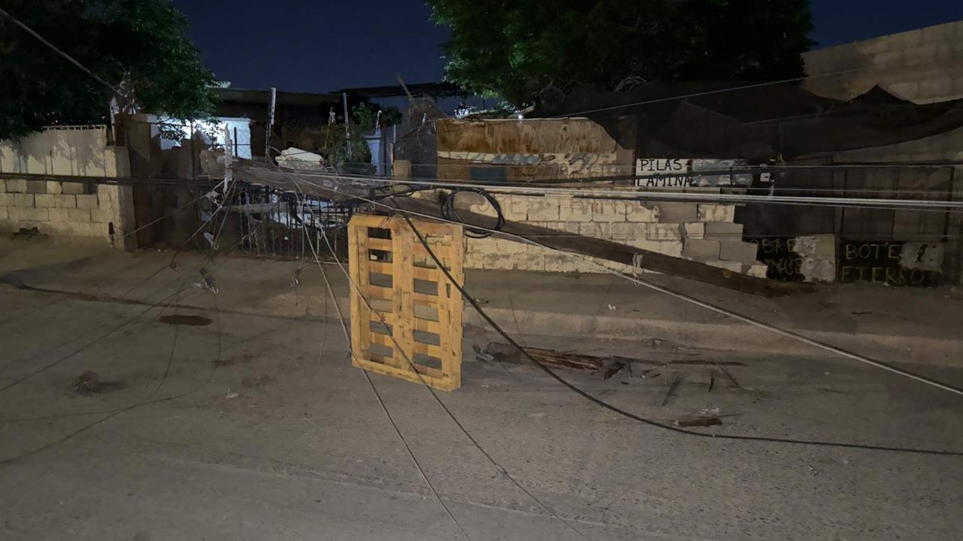 Vecinos Cierran la Calle Ante Riesgo