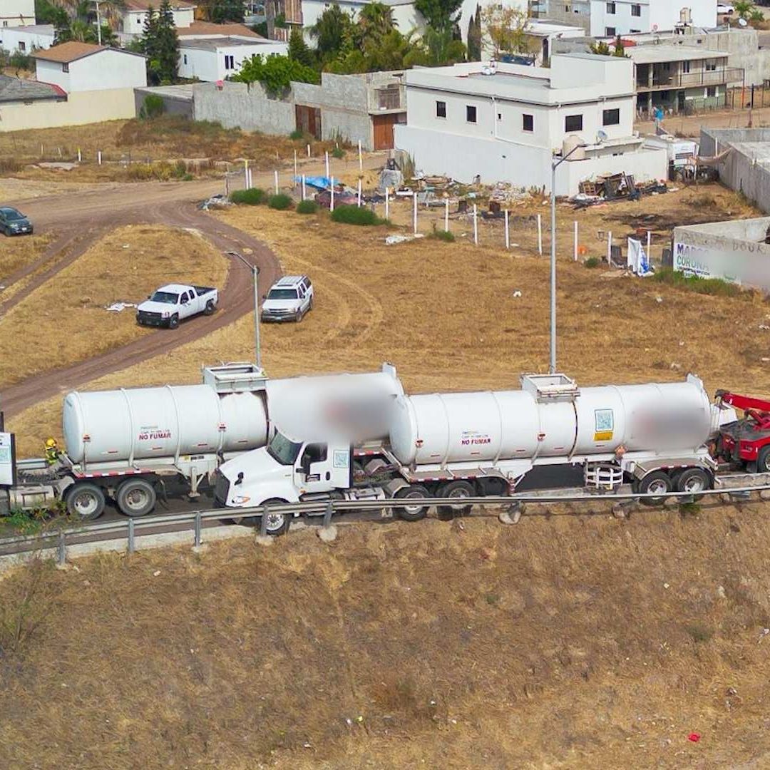 Trabajan en Reapertura del Puente Machado tras Incidente con Carro Tanque en Rosarito