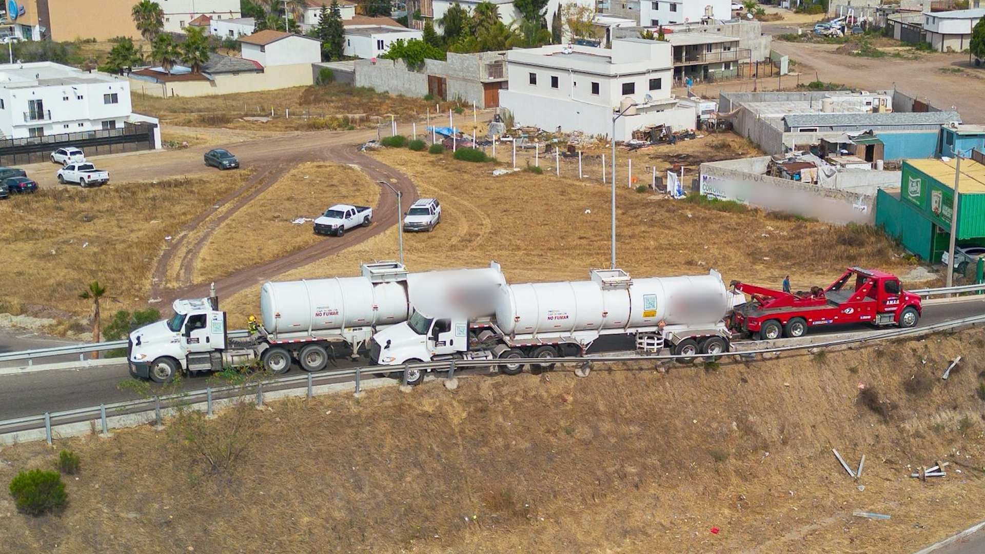 Trabajan en Reapertura del Puente Machado tras Incidente con Carro Tanque en Rosarito