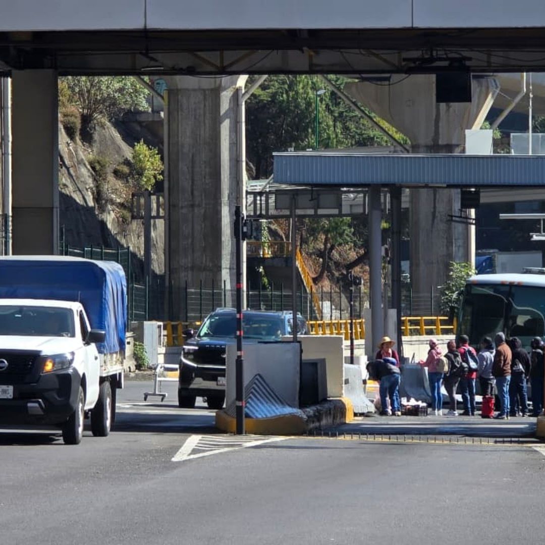 Bloqueo en caseta de la Autopista México-Toluca