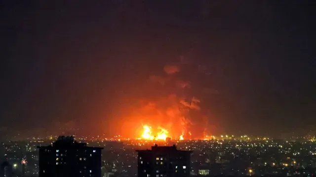 Las llamaradas del ataque iluminaron el cielo de Teherán.