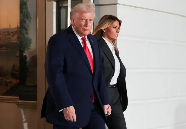 Donald Trump y su esposa al salir de la Casa Blanca hacia el Capitolio