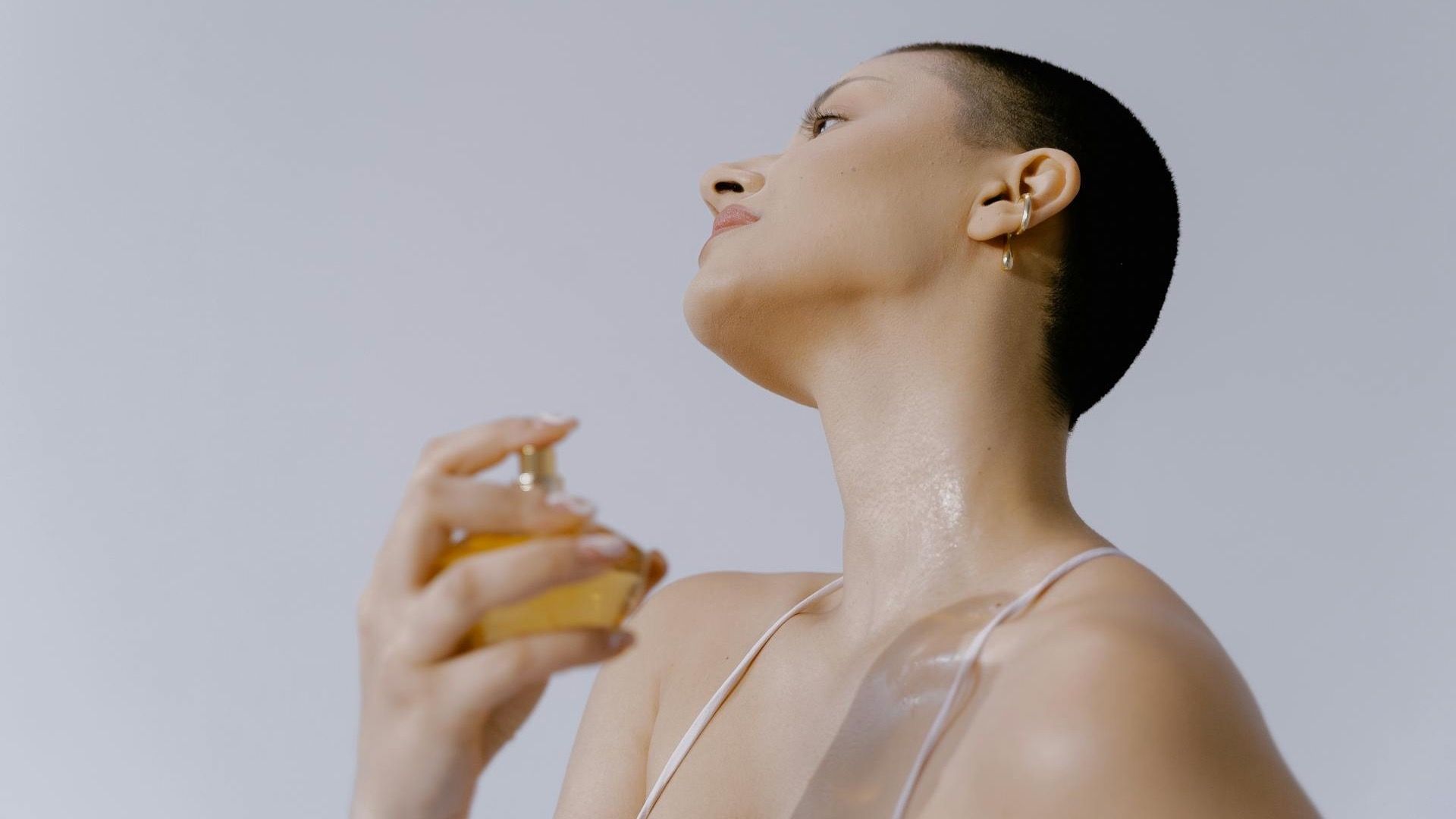 ¿Es peligroso poner perfume en el cuello? Esto dice la ciencia sobre posibles daños a la tiroides