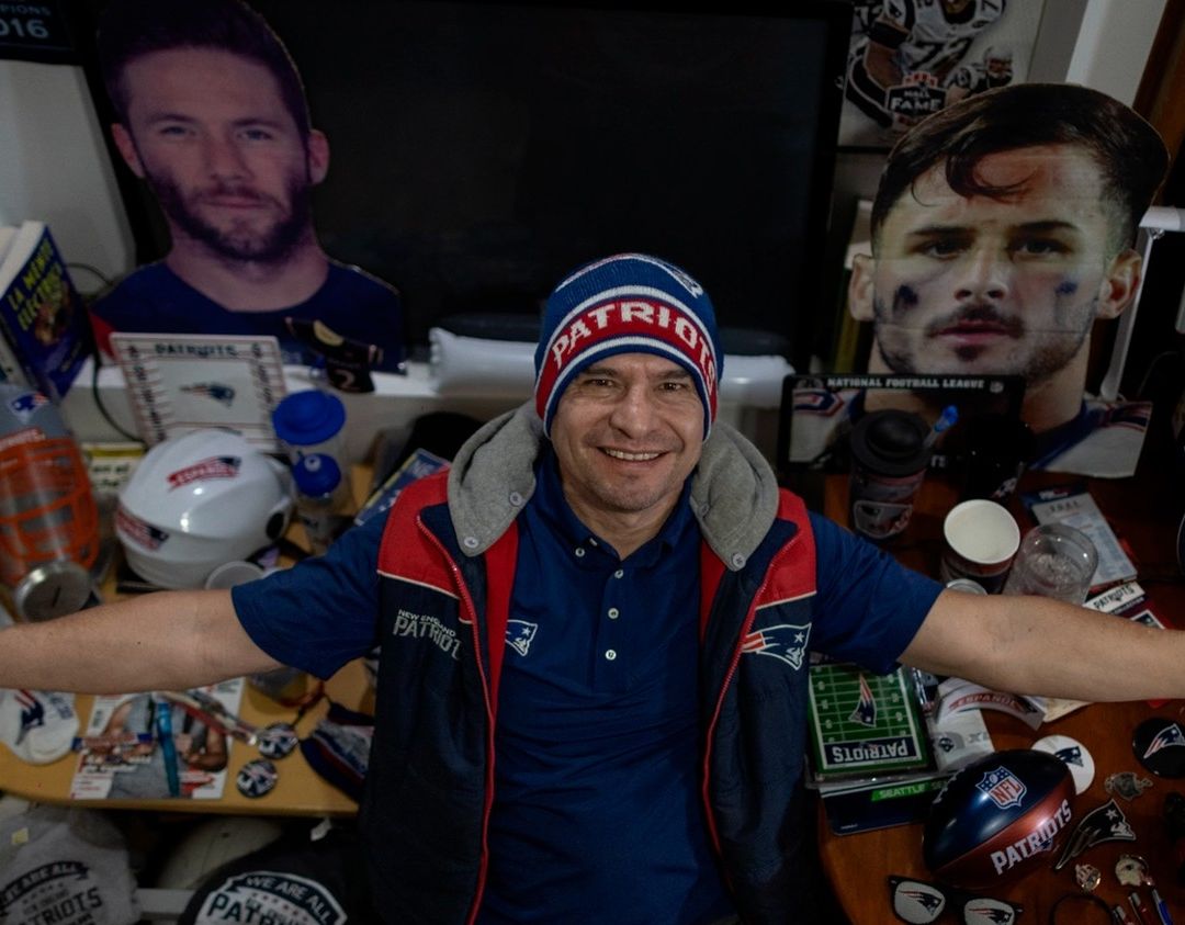 Víctor Barrón muestra su colección de artículos de los Patriots