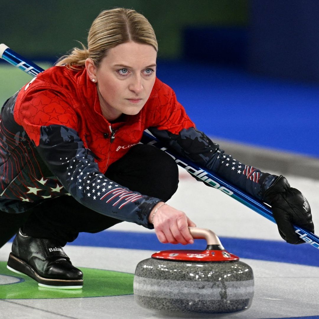 Una mujer compitiendo en hielo.