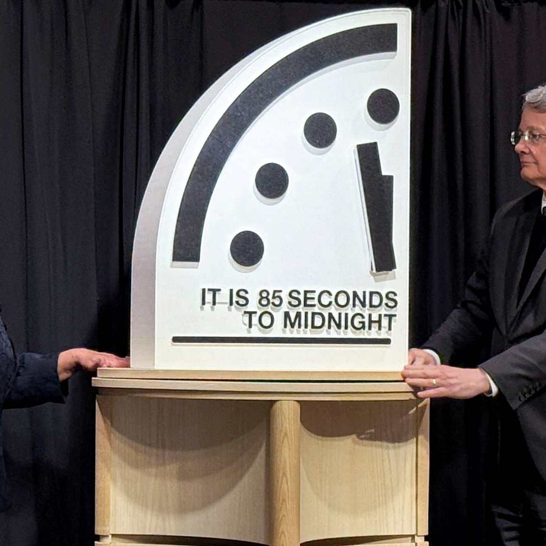 Científicos revelan la ubicación del minutero del Reloj del Juicio Final, durante un foro en EUA el 23 de enero de 2026. Foto: Reuters
