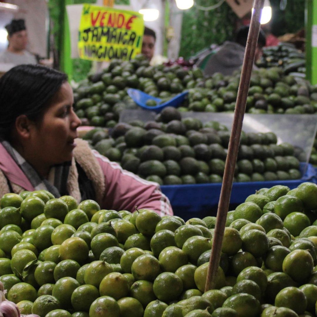 Venta de productos en mercado de la Ciudad de México