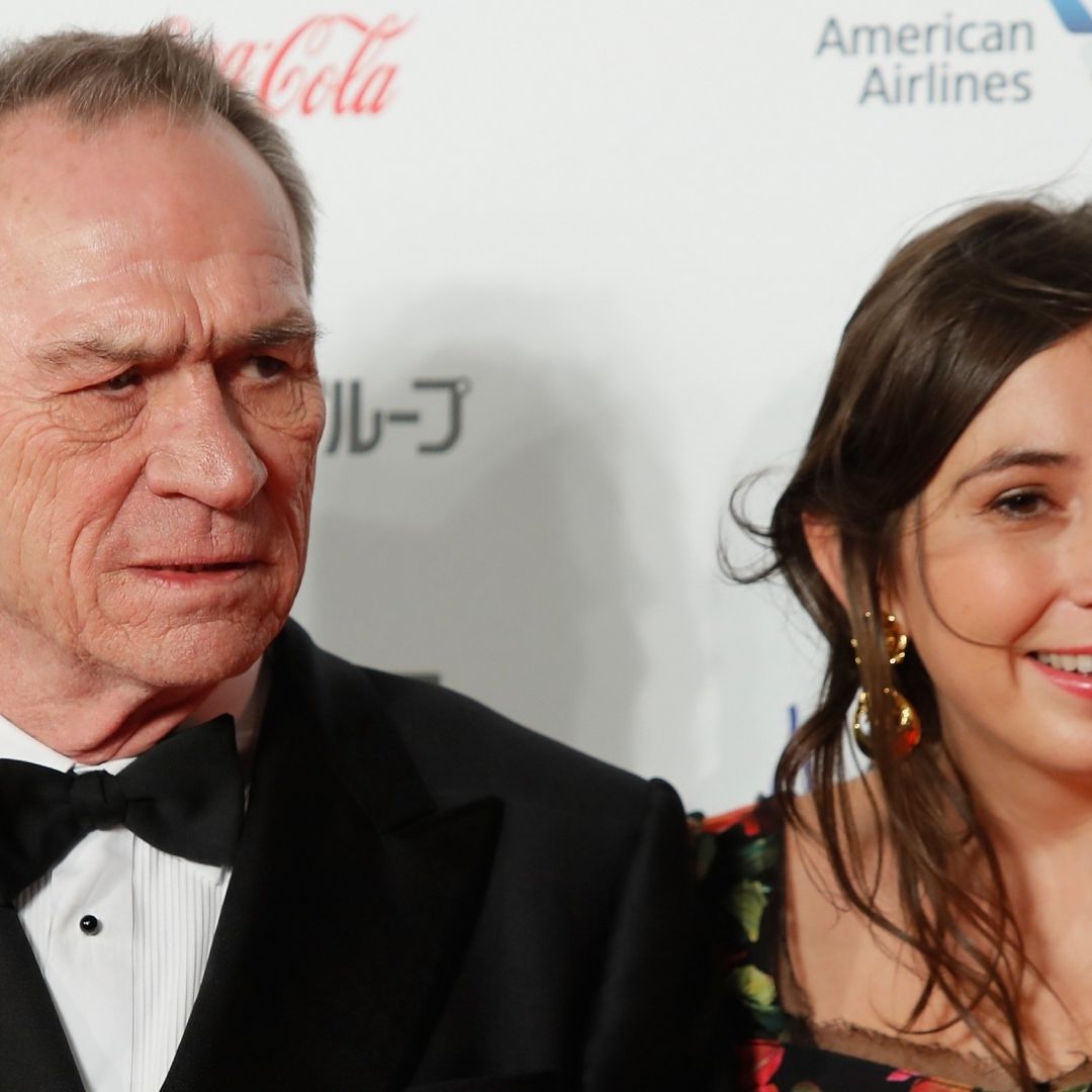 Tommy Lee Jones y Victoria sonríen en alfombra roja