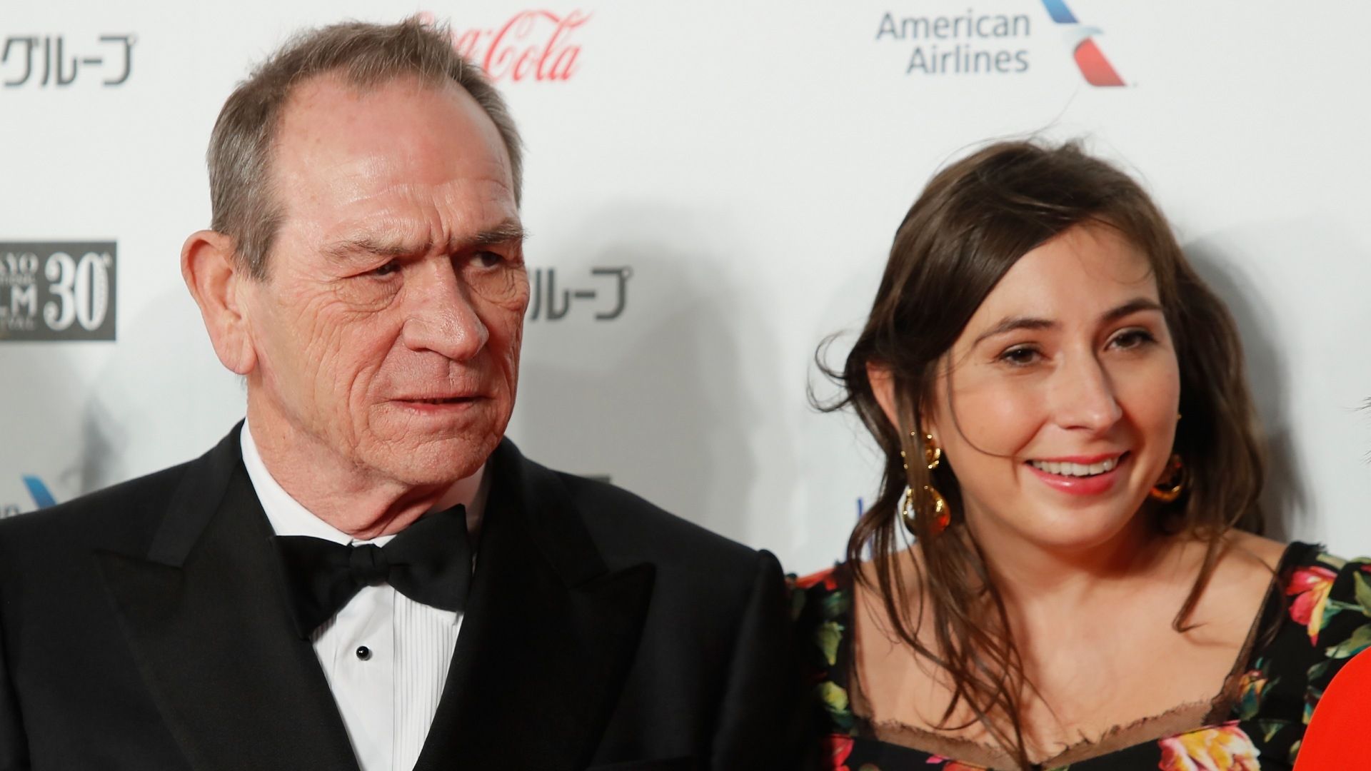 Tommy Lee Jones y Victoria sonríen en alfombra roja