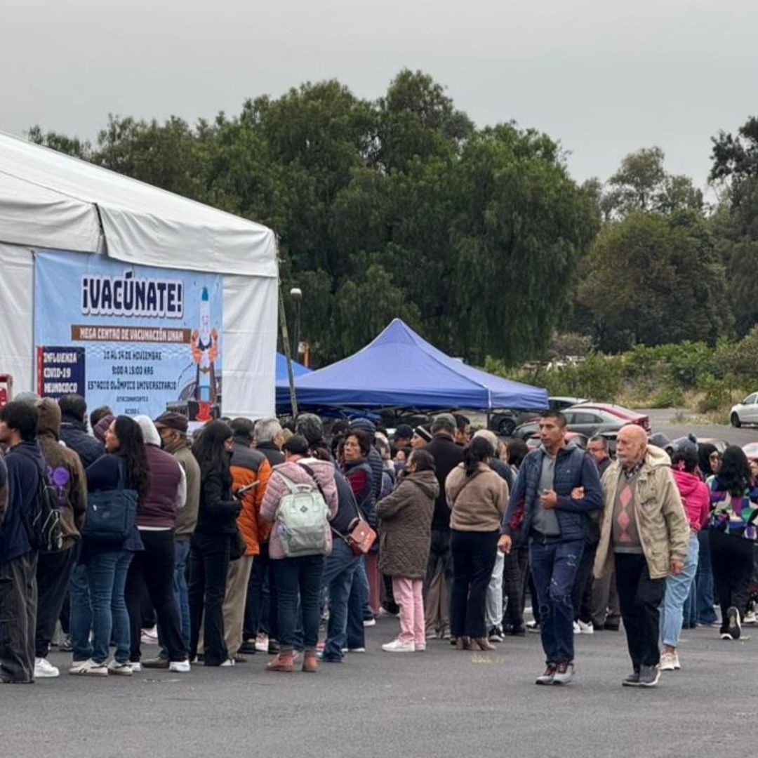 Cientos de personas acuden al centro de vacunación de la UNAM