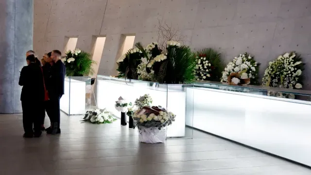 Ofrendas florales fueron dejadas en el Teatro Armani, en Milán. Foto: Reuters
