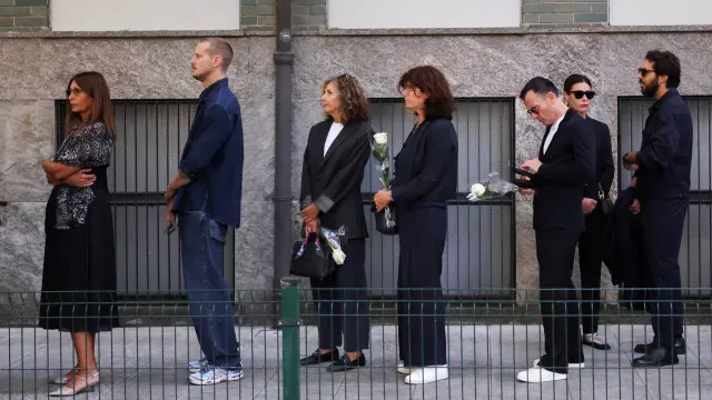 Cientos de personas hicieron fila para despedirse del 'rey' de la moda. Foto: Reuters