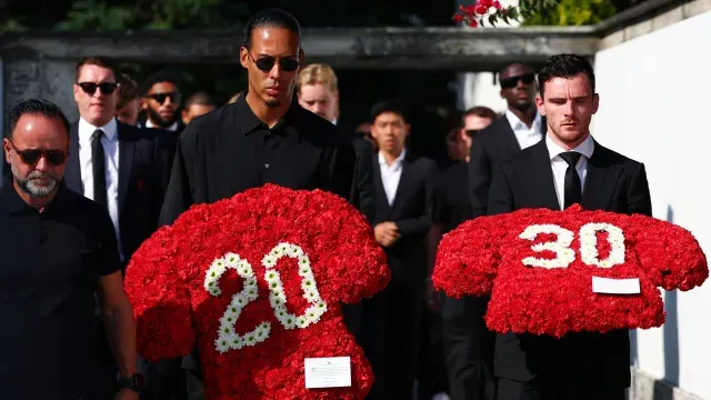 Virgil van Dijk, capitán de los Reds, y el escocés Andrew Robertson llevaron dos coronas florales. Foto: Reuters