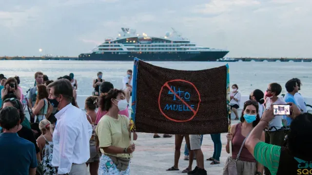 Tras la aprobación de la MIA en diciembre de 2021, colectivos de ambientalistas salieron a protestar. María Mirón, con cubrebocas azul en la foto, ha participado desde entonces. Foto: David Paqui / AFP