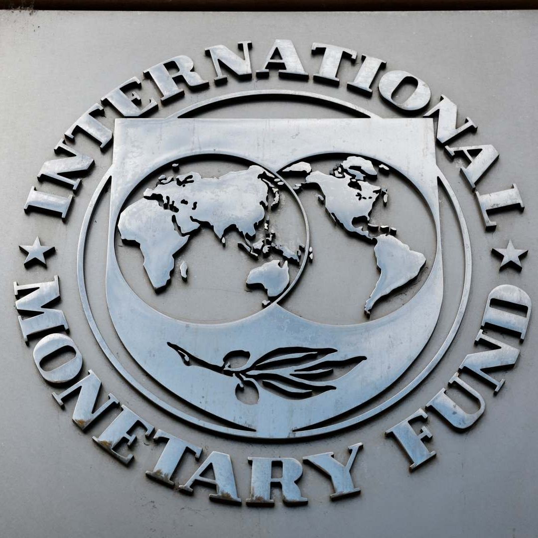 Logotipo del Fondo Monetario Internacional en su sede en Washington