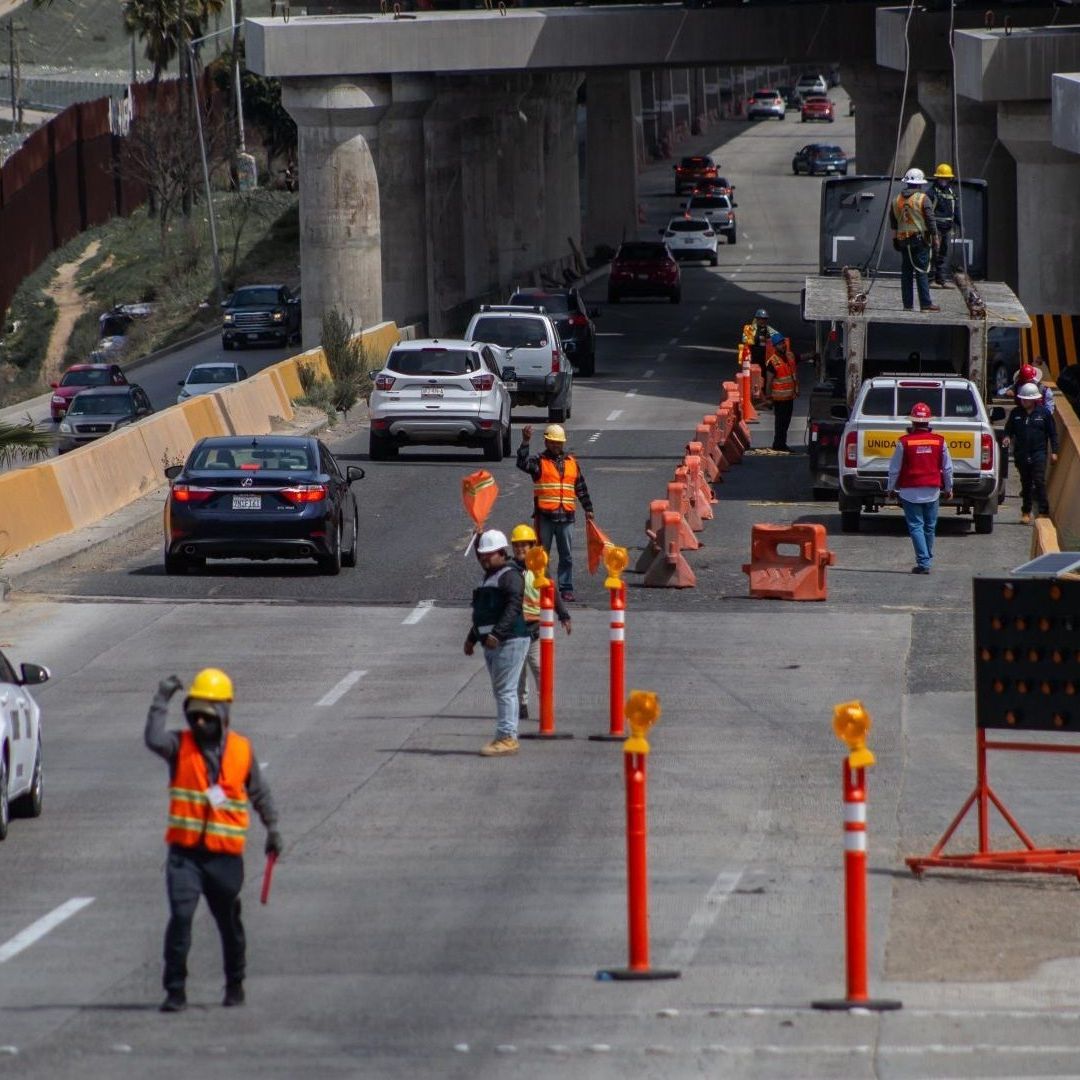empleados trabajan en obra vial