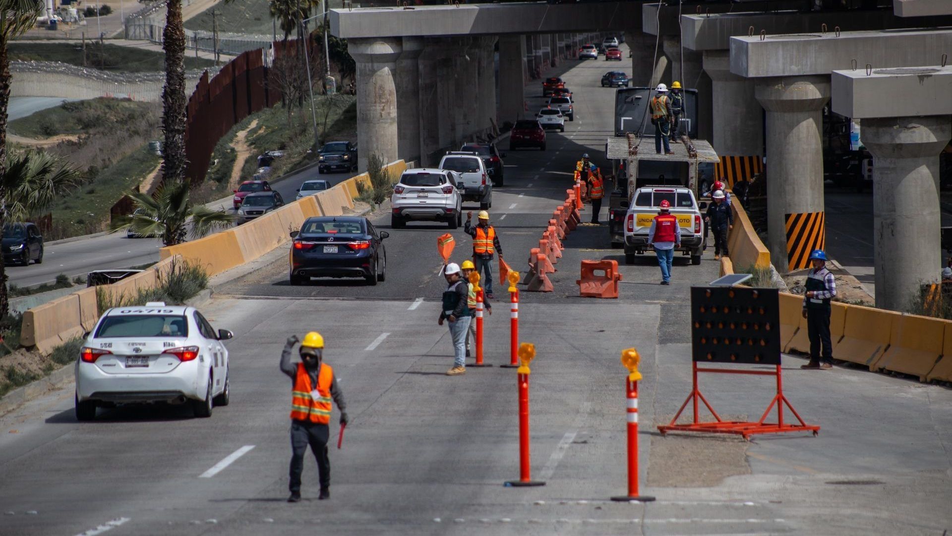empleados trabajan en obra vial