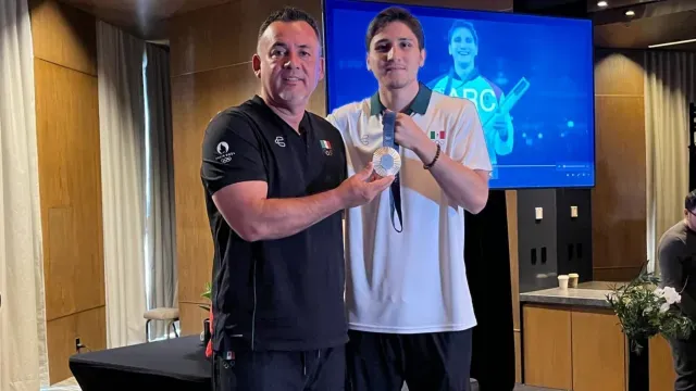 Marco Verde y su entrenador Radamés Hernández. Foto Sergio Meléndez N´+