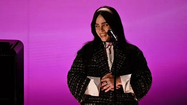 Billie Eilish en la ceremonia de los Premios Oscar