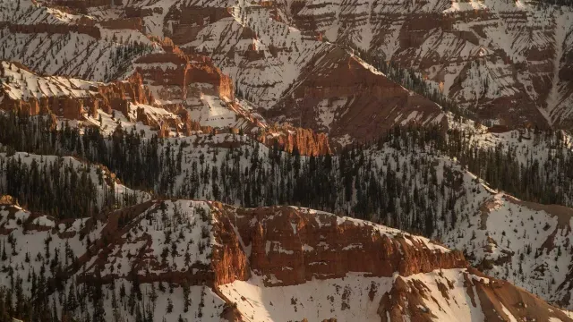 Los acantilados de color crema, rosa y rojo contratastan con el azul brillante del cielo de Utah.